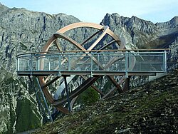 Die Sonnenuhr kann über den umliegenden Steg begangen werden