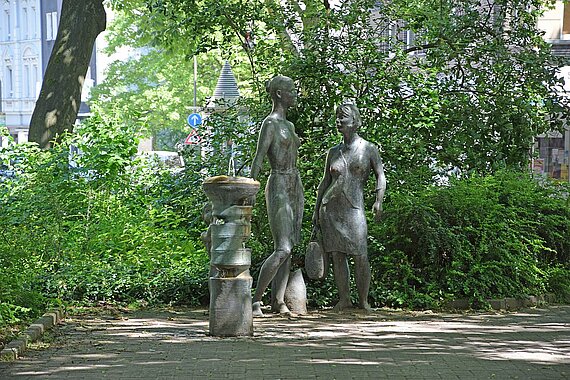 Skulptur „Gespräch am Brunnen" Mengede Skulptur „Gespräch am Brunnen" Mengede